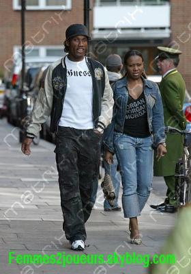 une fille qui joue au ballon